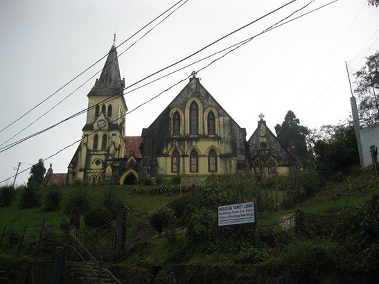 Darjeeling - in prominenter Position: eine Kirche.