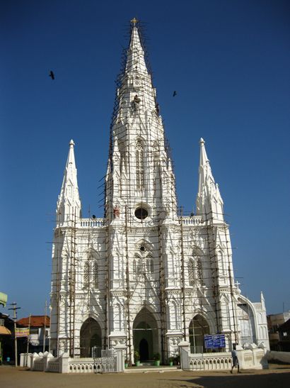 Die Kathedrale: schlicht weiß.