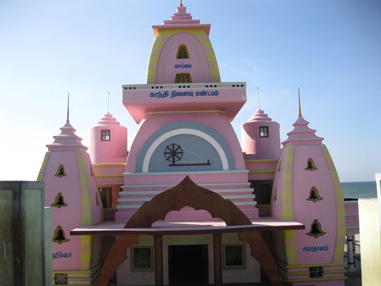 Das Gandhi-Monument: kleine Mädchen freuen sich rosa.
