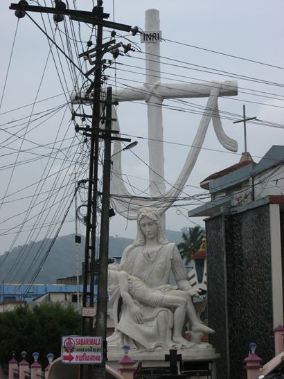 Und mehr ungewöhnliche (= nicht Gandhi) Statuen.