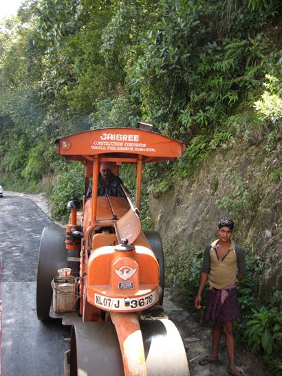 Straßen müssen erhalten werden. Das hilft: in Kerala sind sie größtenteils wirklich sehr gut.