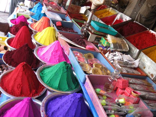 Farben und Öle, aber auch essentieleres wie...