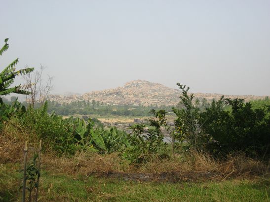 Noch wenig spektakulär: der Weg nach Hampi.
