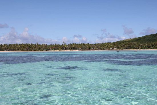 Blaue Lagune vom Meer aus