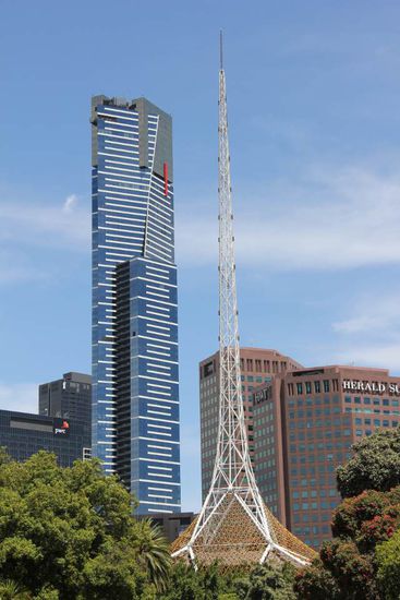 vom Queen Victoria Gardens auf das Victorian Art Center ( der Turm vorne sieht nachts ein wenig aus wie der Eifelturm in klein  )