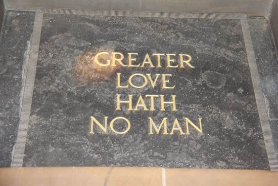 Steinplatte im Boden, mit Lichtstrahl...