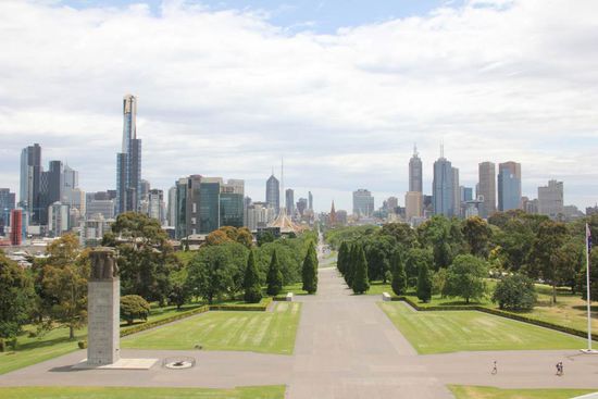 Blick vom Schrein auf die Skyline