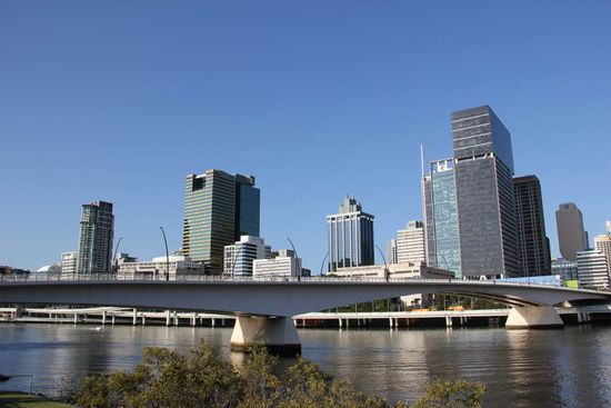 Vorne die Victoria Bridge