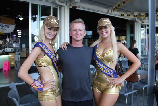 Metermaids
nur zur Erklärung: Die Flecken auf seinem Shirt kommen vom Wasser, vom schwimmen...! 