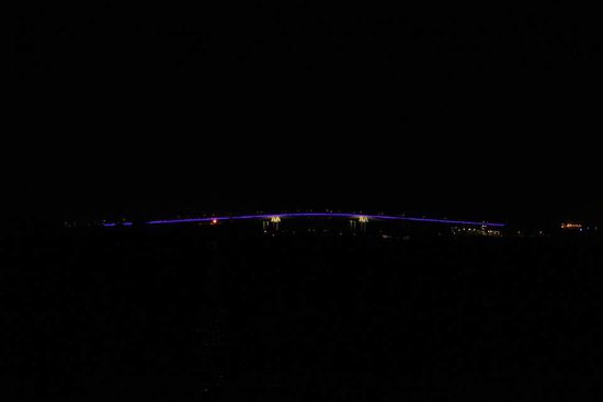 blau beleuchtete Brücke