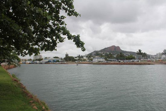 Der Hafen, dahinter der Berg: "Castle Hill"