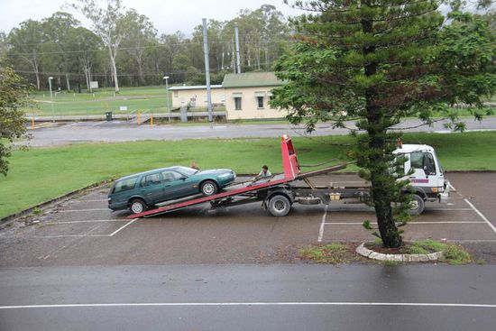 Der Abschleppwagen mit unserem "Carshit"