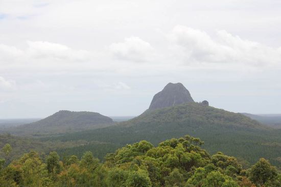 links Cooee - mitte Mt Tibrogargan- davor Mt Tibberoowuccum