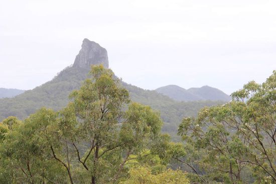 Mt Coonowrin - rechts die Coochin Hills