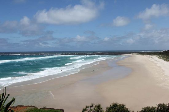 Der Strand, hinten kann man den sehen wie der Fluss im Meer mündet.