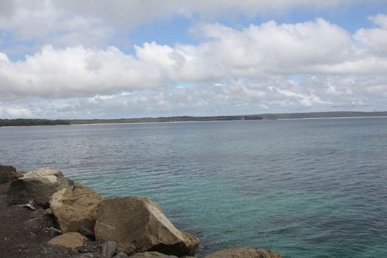 schlecht zu sehen, aber die Strände leuchteten tatsächlich im Kontrast zu dem Wasser