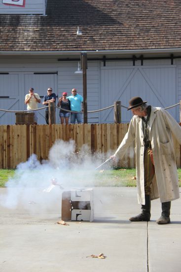 mit Schwarzpulver auf eine Coladose mit Wasserinhalt, viel davon übrig geblieben ist nicht!