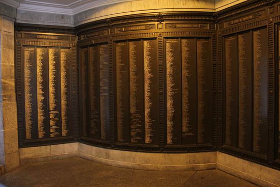 Bronzetafeln im inneren des Denkmals