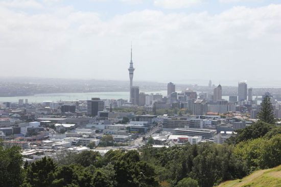 hinten die Skyline von Auckland