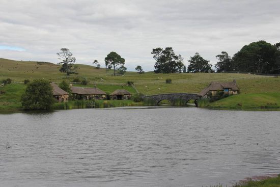 der Fluss, mit der Mühle