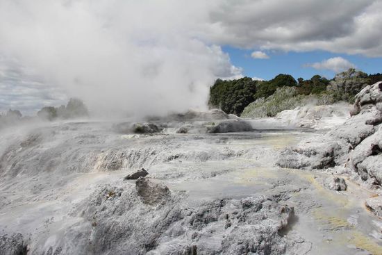 die gelben Schlieren auf den Steinen, sind Schwefelablagerungen