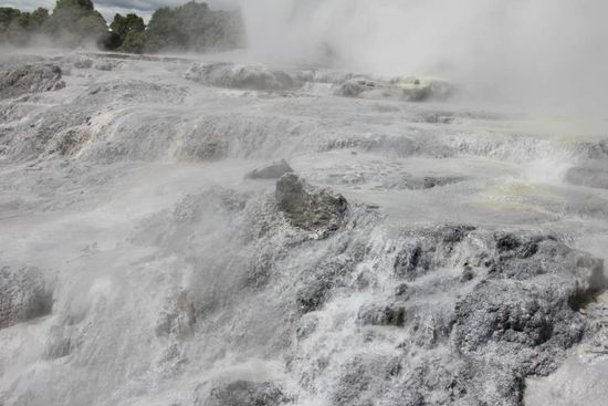 und läuft richtig die Steine hinunter