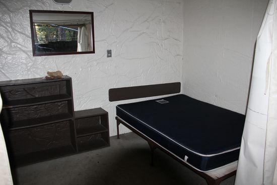 unser Bett, links steht noch ein Etagenbett, für die kleine Familie 