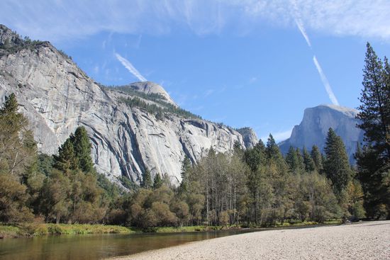 Blick vom Fluss auf die Berge