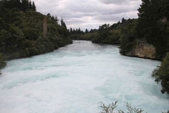 Der Fluss, hinter dem Wasserfall, danach wird es wieder ruhiger.