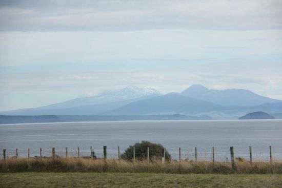 die Berge des Togariro Nationalparkes, davor der Lake Taupo