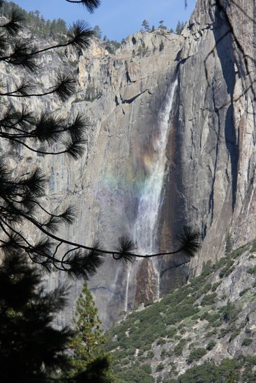 Einer der Yosemite Falls, von unserer Unterkunft zu sehen, mit Regenbogen am Morgen 