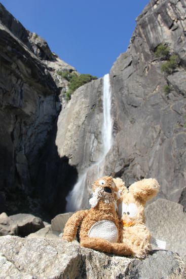 Hermann &amp; Trude bei den Yosemite Lower Falls ( sind die untersten, die münden dann in den Merced River ), 98 m hoch