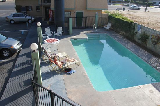 Marci am Pool, direkt neben dem Parkplatz und gegenüber vom Mc Donald Drive thru, sehr idyllisch 