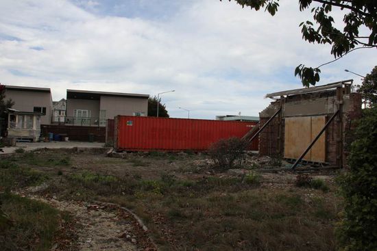 ... dahinter sieht es mager aus, alles abgerissen...