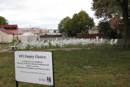 185 weiße Stühle, für jedes offzielle Todesopfer einen...