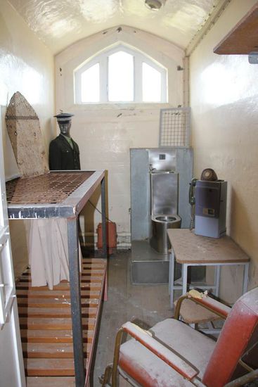 schickes Klo, was?? ob das im Winter wohl kalt da drauf ist?