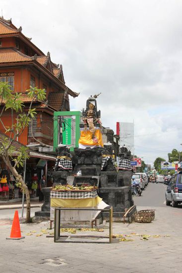 mitten auf einem Kreisel, ein Opfergabenplatz...