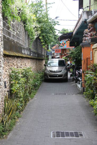 ... breit genug für ein Auto...