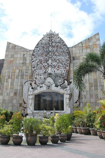 Denkmal, mit den Namen der Anschlagsopfer.