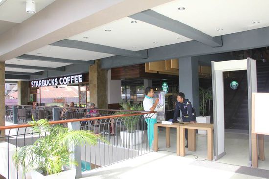 Sicherheitscheck bei Starbucks auf Bali