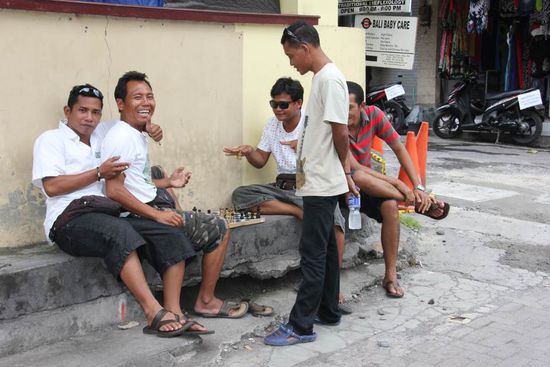 auf der Straße wird hier Schach gespielt...
