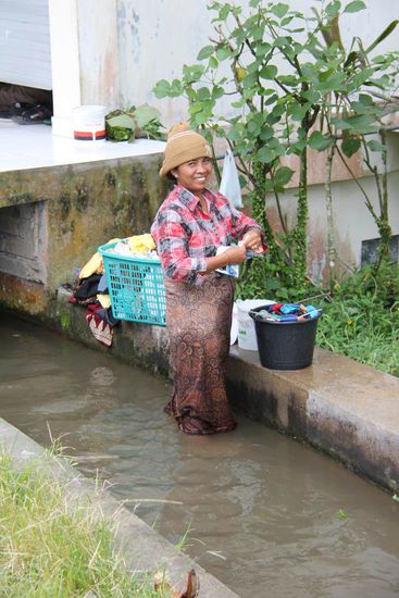 hier wird im Fluss gewaschen...
