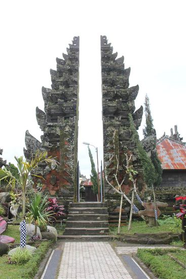 sehr akurat geschnittener Stein...