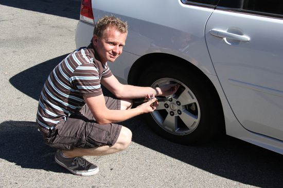der zweite Platten, diesmal hinten rechts, mit dem "Künstler" 