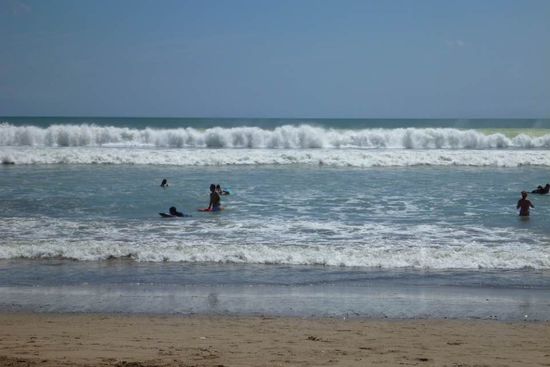 Surfer, oder Anfänger... wie auch immer, Leute mit einem Surfboard