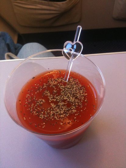 wie es sich für eine deutsche Touristin gehört... Tomatensaft Sind die Pieker nicht süß?