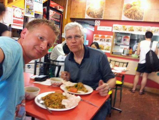 Während ich "gemütlich" am "schlafen" bin, lassen es sich die Herren gut gehen! Typisch!