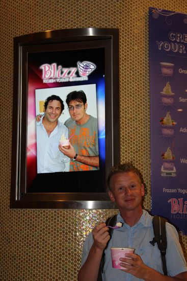 Marci mit Frozen Joghurt und seinem Idol im Hintergrund