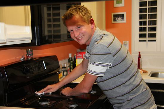 man könnte glatt glauben, es bringt ihm Spaß 