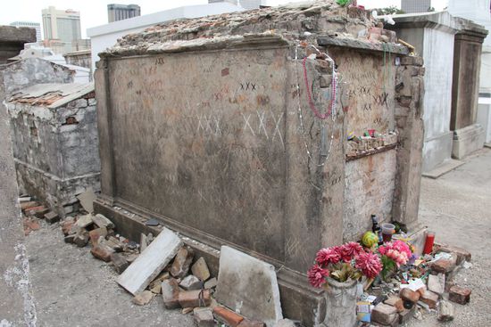 Ein Grab mit XXX und "Opfergaben"